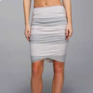 Lululemon reversible pencil skirt Sz 6